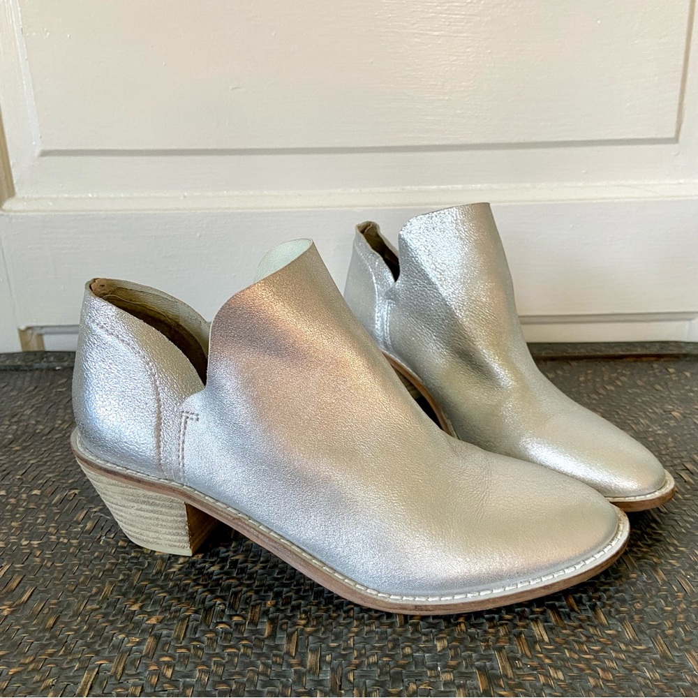 Kelsi Dagger Brooklyn Kenmare Western Metallic Silver Leather Ankle Boots 8